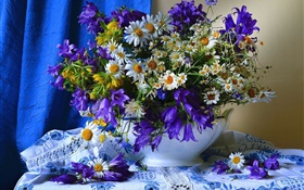 Flores azuis amarelas brancas, vaso