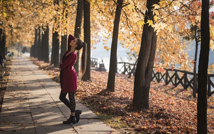 Red dress girl, dance, park, trees, autumn Papéis de Parede, imagem