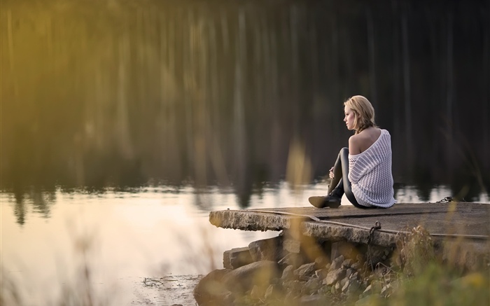 Menina sente-se ao lado do lago Papéis de Parede, imagem