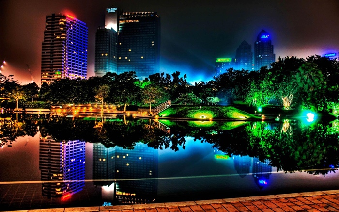 Cidade da noite bonita, edifícios, lagoa, luzes, árvores, parque Papéis de Parede, imagem