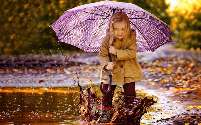Garotinha fofa, brincar de água, guarda -chuva Papéis de Parede, imagem